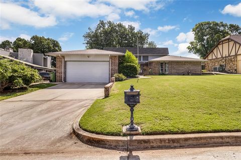 Photo of 1500 Summerton Place, Yukon, OK 73099 (MLS # 1237360)