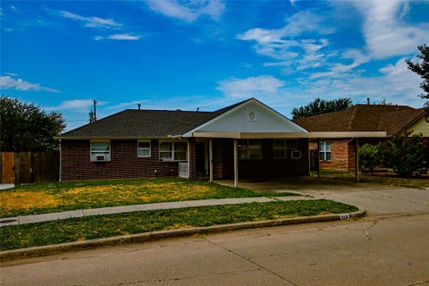Photo of 916 N Windermere Drive, Oklahoma City, OK 73160 (MLS # 1246239)