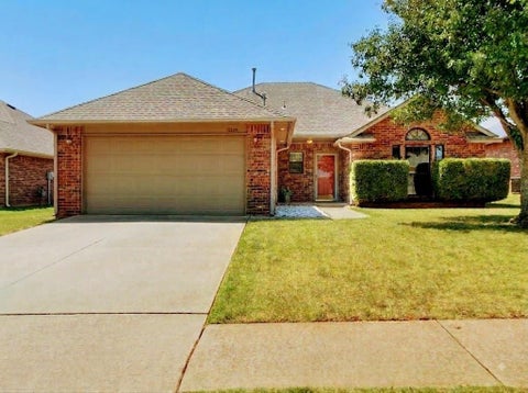 Photo of 12524 SW 13th Street, Yukon, OK 73099 (MLS # 1243757)