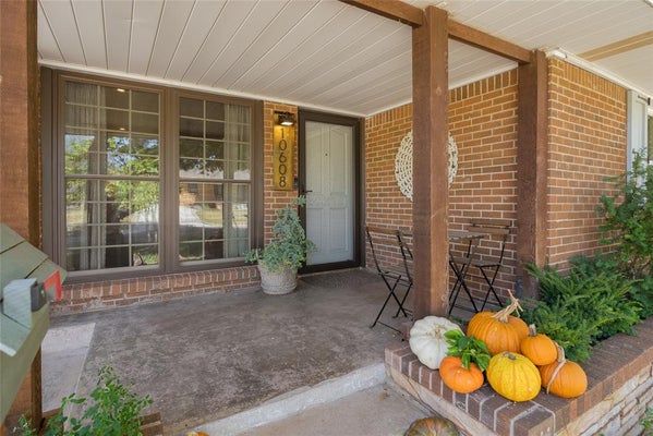 10608 SUNNYMEADE PL, OKLAHOMA CITY, OK 73120 - Image 2b21687d092f344e5c8f1ea52604a466/903997446