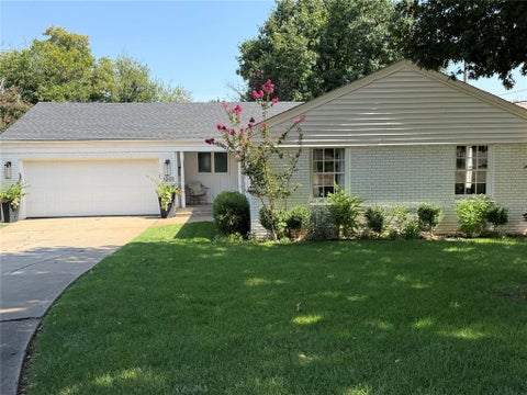 Photo of 1201 Glenbrook Terrace, Nichols Hills, OK 73116 (MLS # 1245475)