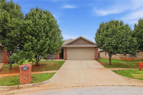 Photo of 605 Inverleith Circle, Yukon, OK 73099 (MLS # 1250339)