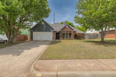 Photo of 19 N Rockypoint Drive, Edmond, OK 73003 (MLS # 1227580)