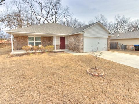 Photo of 823 Highgarden Circle, Noble, OK 73068 (MLS # 1215062)