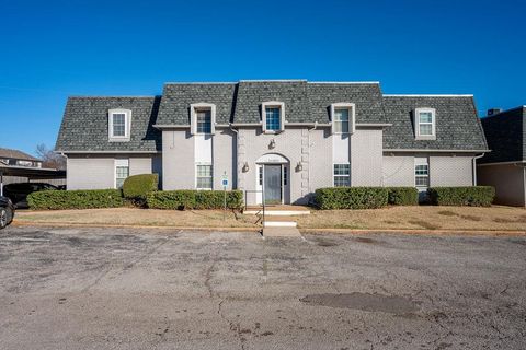 Photo of 11421 N May Avenue #B, Oklahoma City, OK 73120 (MLS # 1208760)