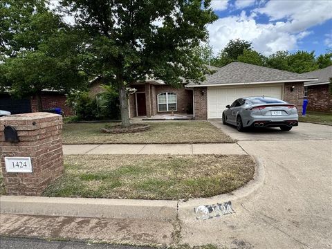 Photo of 1424 Teakwood Drive, Norman, OK 73071 (MLS # 1230460)