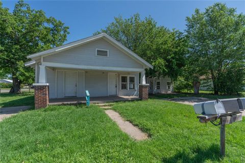 Photo of 820 W Highland Street, Shawnee, OK 74801 (MLS # 1230219)