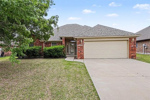 Photo of 4005 Notting Hill Drive, Moore, OK 73160 (MLS # 1227878)