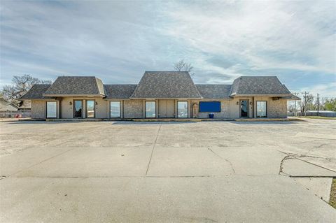 Photo of 1700 E State Highway 152, Mustang, OK 73064 (MLS # 1218172)