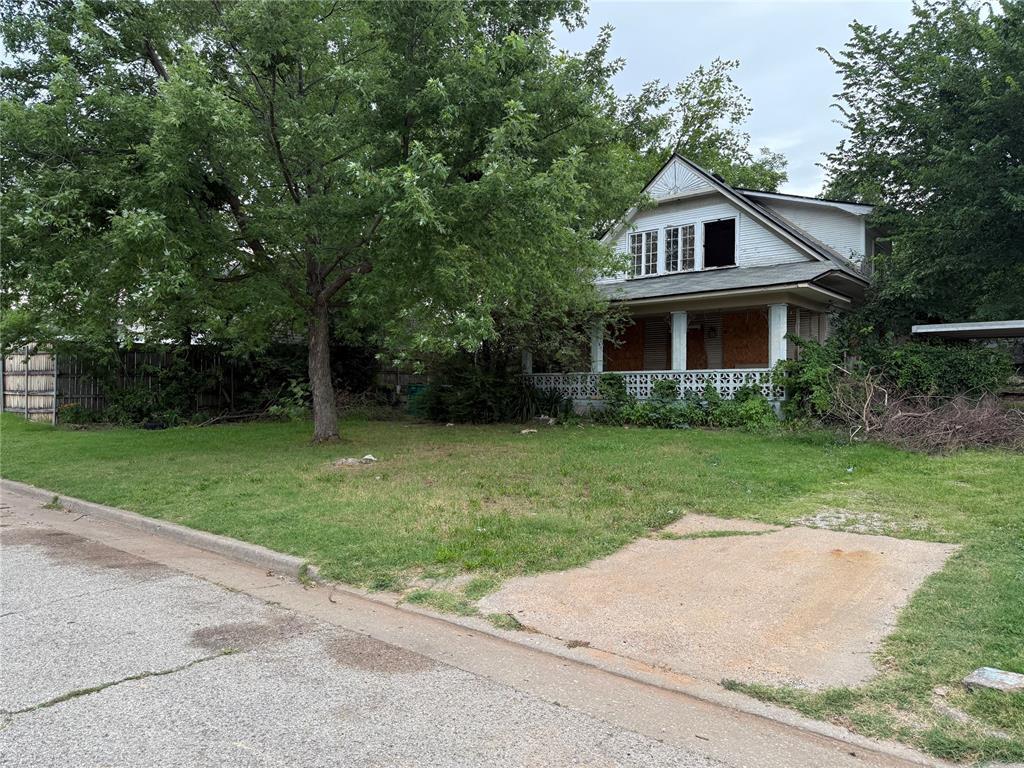 View of front facade with a front yard and a porch