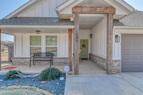 Photo of 1202 Magnolia Drive, Noble, OK 73068 (MLS # 1214649)