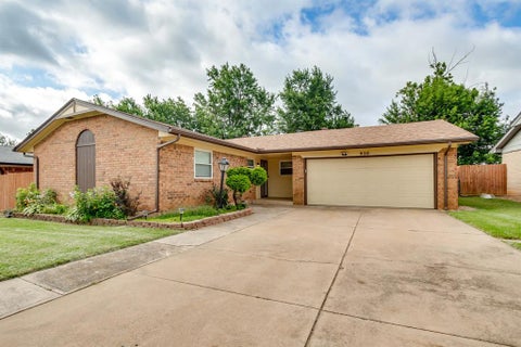 Photo of 920 NE 6th Street, Moore, OK 73160 (MLS # 1233777)