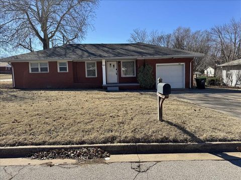 Photo of 400 W Madison Avenue, Purcell, OK 73080 (MLS # 1220432)