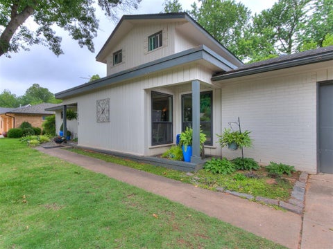 Photo of 1618 Greenbriar Drive, Norman, OK 73072 (MLS # 1233492)
