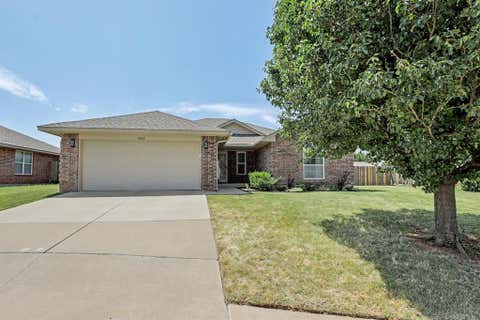 Photo of 1305 Leigh Circle, Yukon, OK 73099 (MLS # 1242041)