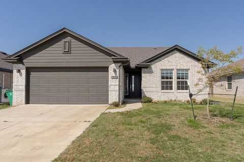 Photo of 401 Nest Drive, Yukon, OK 73099 (MLS # 1223540)