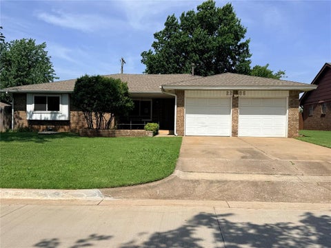 Photo of 2205 Bellaire Drive, Moore, OK 73160 (MLS # 1248671)