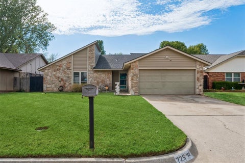 Photo of 725 Westridge Court, Yukon, OK 73099 (MLS # 1237504)