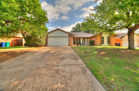 Photo of 7413 NW 103rd Street, Oklahoma City, OK 73162 (MLS # 1237338)