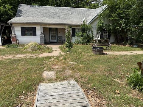Photo of 114 N 6th Avenue, Yukon, OK 73099 (MLS # 1228306)