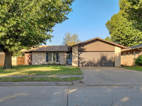 Photo of 208 N Briarwood Street, Yukon, OK 73099 (MLS # 1252275)