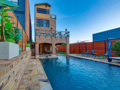 Photo of 319 NE 1st Street, Oklahoma City, OK 73104 (MLS # 1229684)