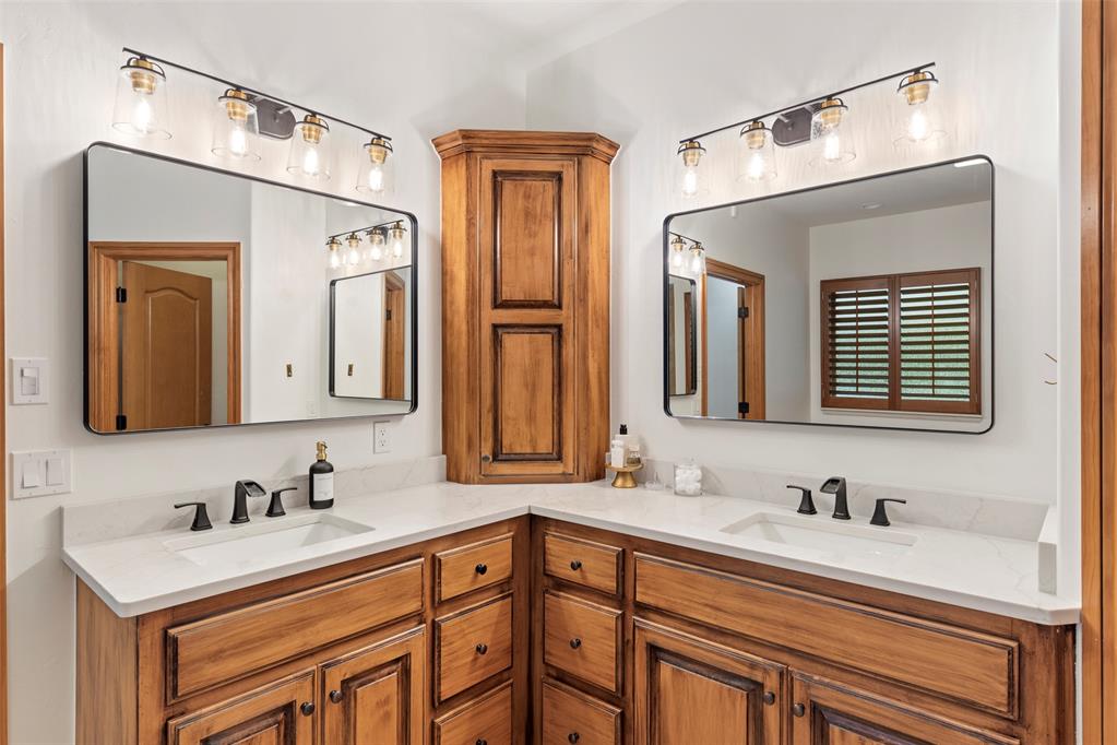 Shawnee, Oklahoma 74804, United States, 4 Bedrooms Bedrooms, ,3 BathroomsBathrooms,Residential,Active,255539