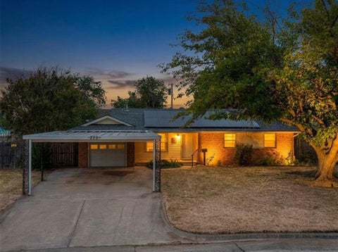 Photo of 225 Mimosa Drive, Norman, OK 73069 (MLS # 1250803)