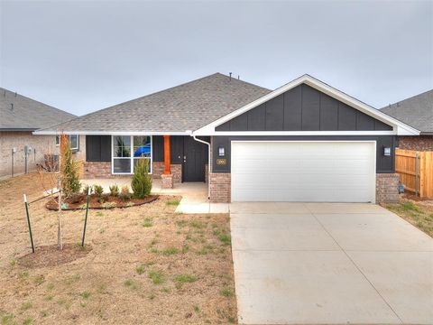Photo of 1004 Redwood Creek Drive, Yukon, OK 73099 (MLS # 1229201)