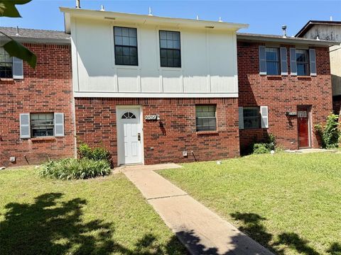 Photo of 2329 Heatherfield Lane, Norman, OK 73071 (MLS # 1217769)