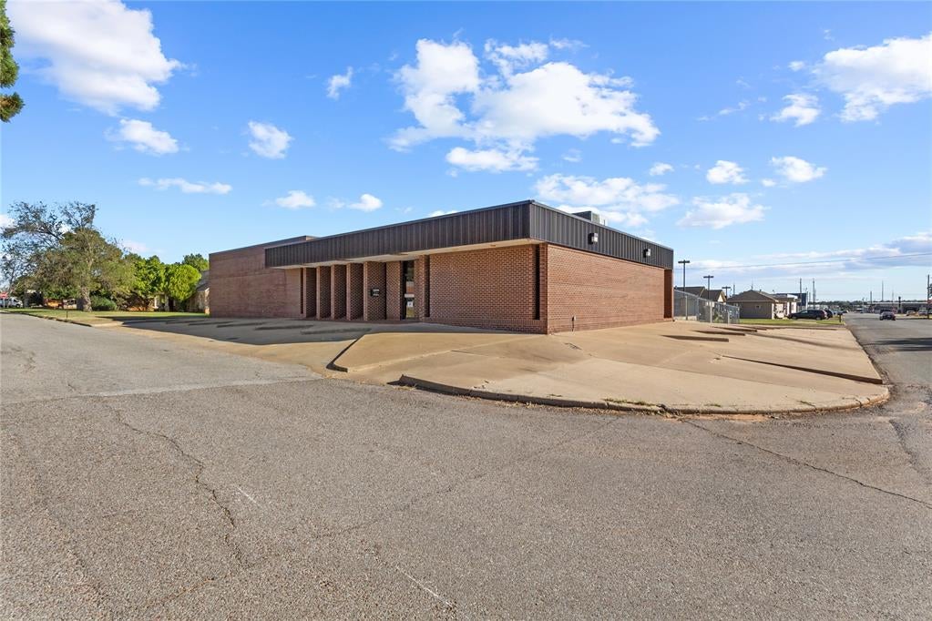 222 W Tom Stafford St, Weatherford, OK 73096