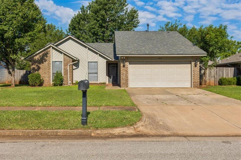 Photo of 505 Crestview, Edmond, OK 73012 (MLS # 1238516)