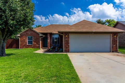 Photo of 819 W Dowden Drive, Mustang, OK 73064 (MLS # 1239681)