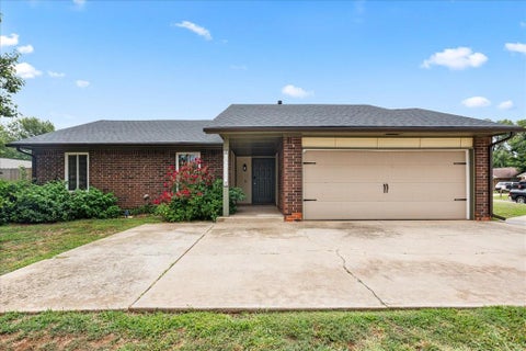 Photo of 12337 Rockgate Drive, Yukon, OK 73099 (MLS # 1240074)