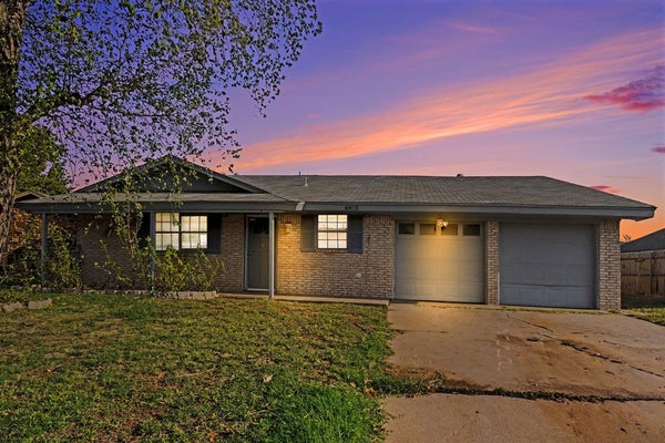 6905 GREENWAY DR, OKLAHOMA CITY, OK 73132 - Image 4b2b3fdbf22542c83a5dcdc1ebc39719/1522471321