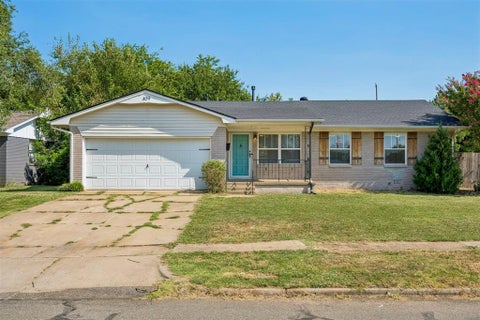 Photo of 409 W Douglas Drive, Midwest City, OK 73110 (MLS # 1244077)
