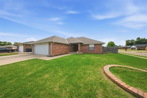 Photo of 36 SW 69th Street, Oklahoma City, OK 73139 (MLS # 1229716)