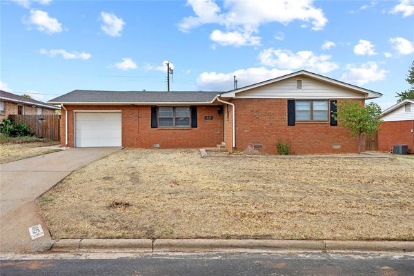 1015 E KEE ST, WEATHERFORD, OK 73096 - Image 4bfec5389e6152d6f6a8b4bfd2b44ed6/3072944401