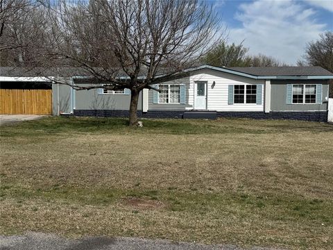 Photo of 12205 SW 27th Street, Yukon, OK 73099 (MLS # 1220564)