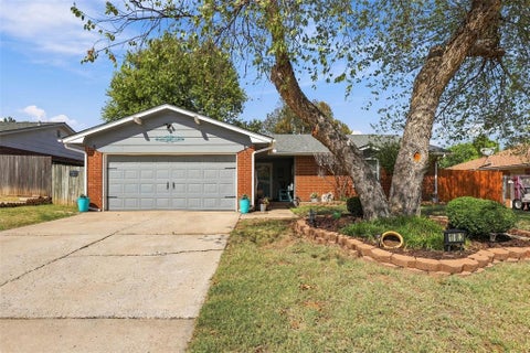 Photo of 11613 Lochwood Drive, Yukon, OK 73099 (MLS # 1250737)
