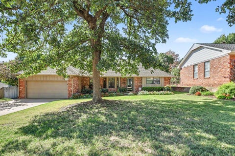 Photo of 822 Francis Lane, Edmond, OK 73034 (MLS # 1252555)