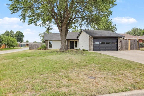 Photo of 10333 Glascow Drive, Yukon, OK 73099 (MLS # 1241013)