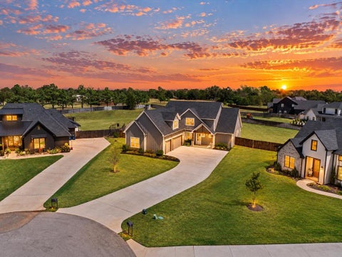 Photo of 499 Old Farm Road, Edmond, OK 73034 (MLS # 1248039)