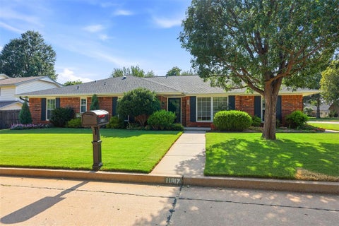 Photo of 11817 W Edgemont Circle, Oklahoma City, OK 73162 (MLS # 1251805)