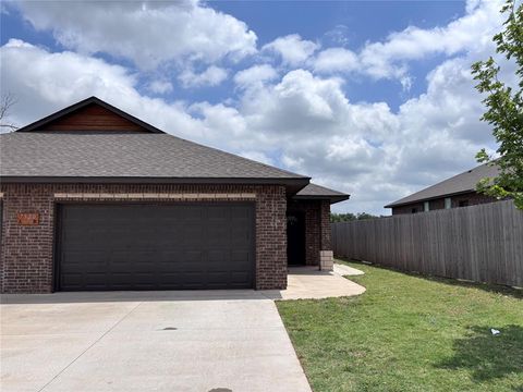 Photo of 7520 Redbud Villas Court #B, Oklahoma City, OK 73169 (MLS # 1230015)