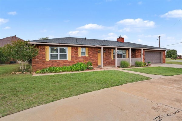633 E BENTON AVE, SAYRE, OK 73662 - Image 51fda97ae2c8e2fa5d4bb34a9a8b3398/3575217198