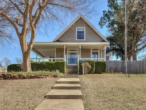 Photo of 403 S Hoff Avenue, El Reno, OK 73036 (MLS # 1218991)