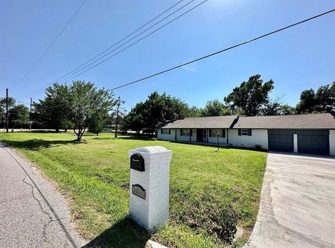 Photo of 3215 Oakwood Drive, Edmond, OK 73013 (MLS # 1225266)