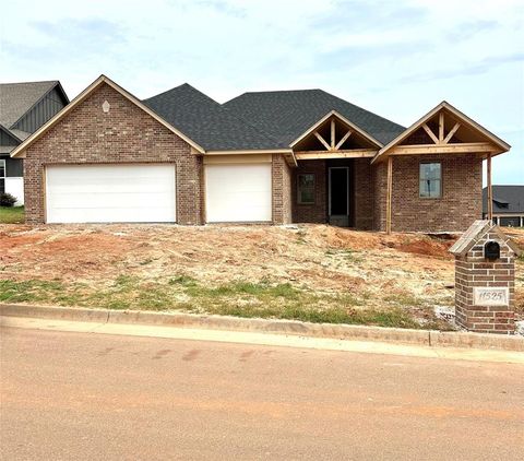 Photo of 11525 NW 103rd Street, Yukon, OK 73099 (MLS # 1226846)