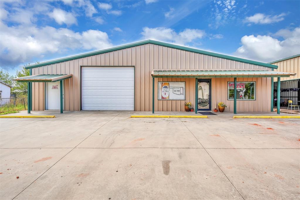 Commercial Building Behild Hutch's C Store in Sayre, OK